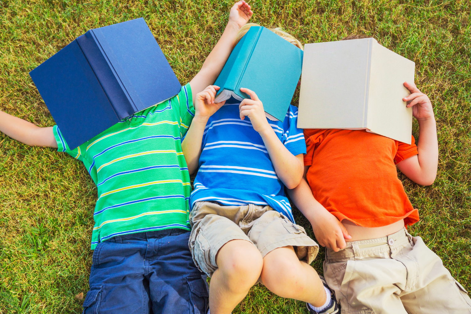 Во сколько лет читают дети. Чтение для детей. Лето с книгой. Учеба летом. Книги для детей.